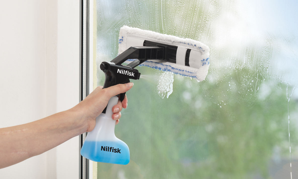 Nilfisk Smart - spryskiwanie okien płynem do mycia